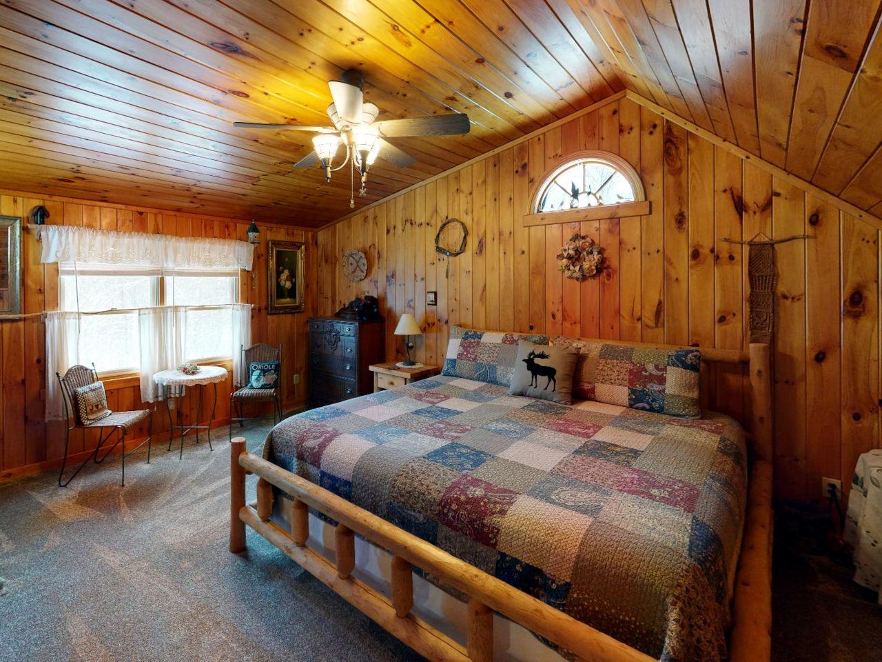 Wood Spirit Getaway Hocking Hills Loft Bedroom